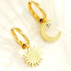 18k GOLD DIPPED ENGRAVED WTH STROKES RING EARRINGS WITH STAR AND MOON PENDANTS